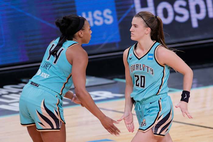 Betnijah Laney and Sabrina Ionescu low-five